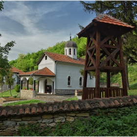 През манастирската ограда