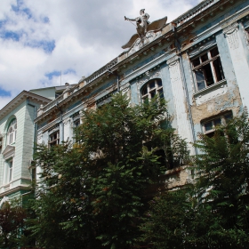 Областната управа в съседство с почти вековна сграда...!