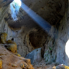 Окната на Проходна пещера