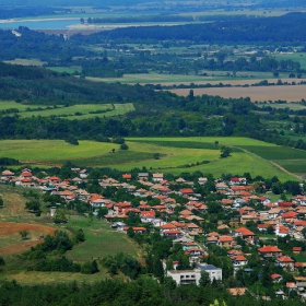 Земя, целуната от боговете