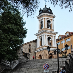 Поглед към камбанарията на храма 