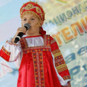 Малка участничка на откритата сцена