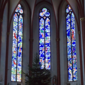 Стъклописите на Marc Chagall в църквата 