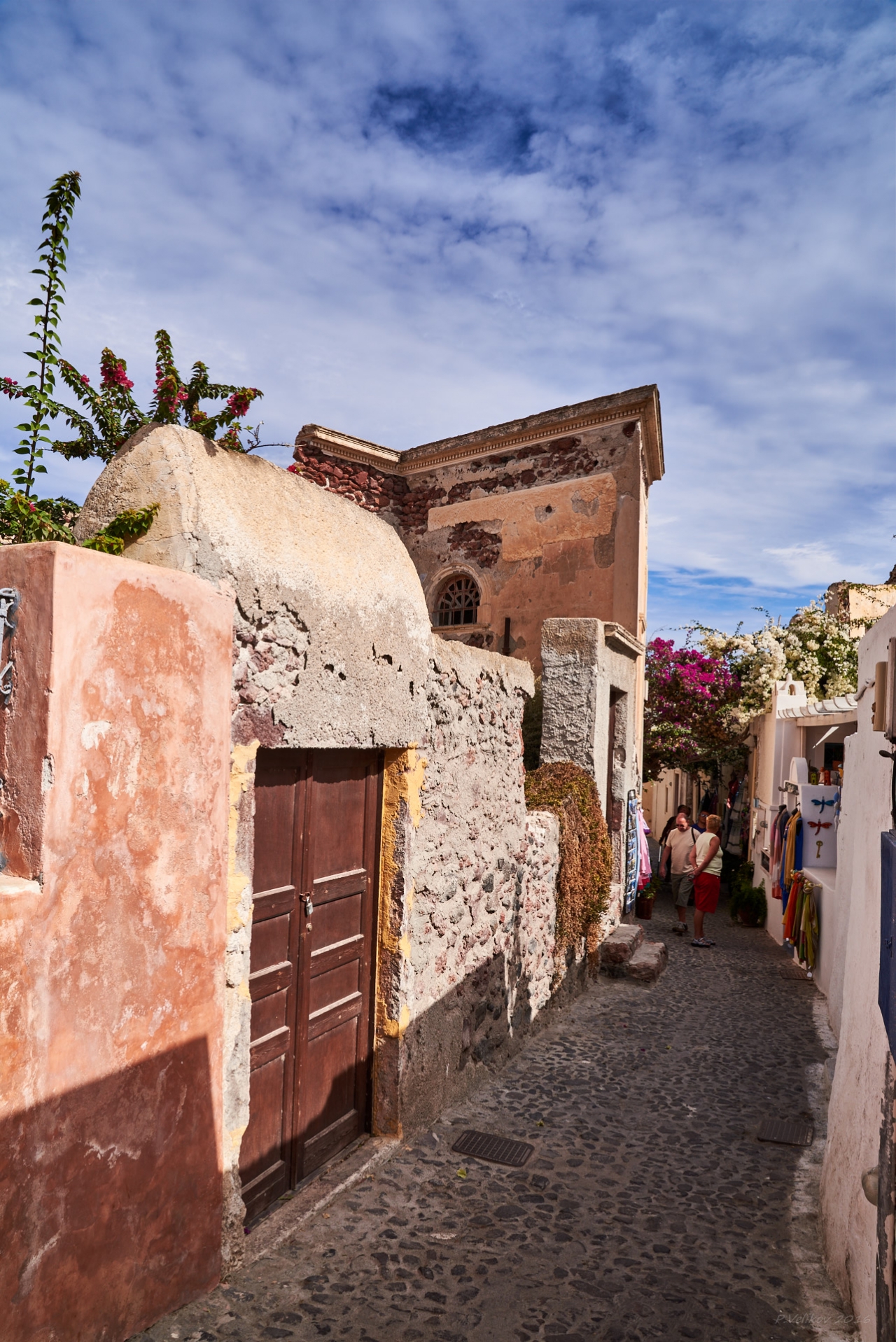 Through  the narrow paths of Oia