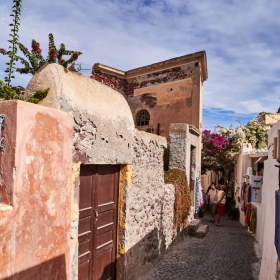 Through  the narrow paths of Oia