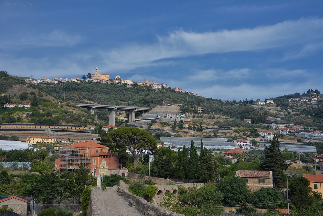 В подножието на Castelaro, Italy