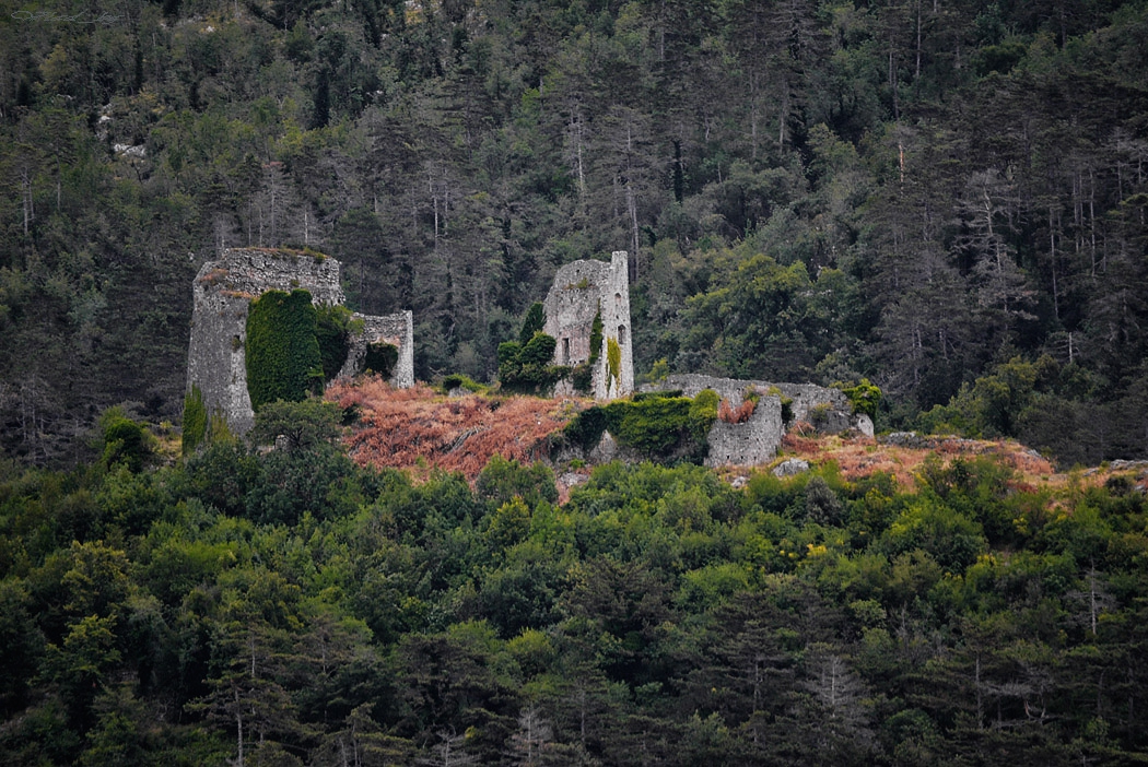 Руините на средновековния замък Vipava, Словения