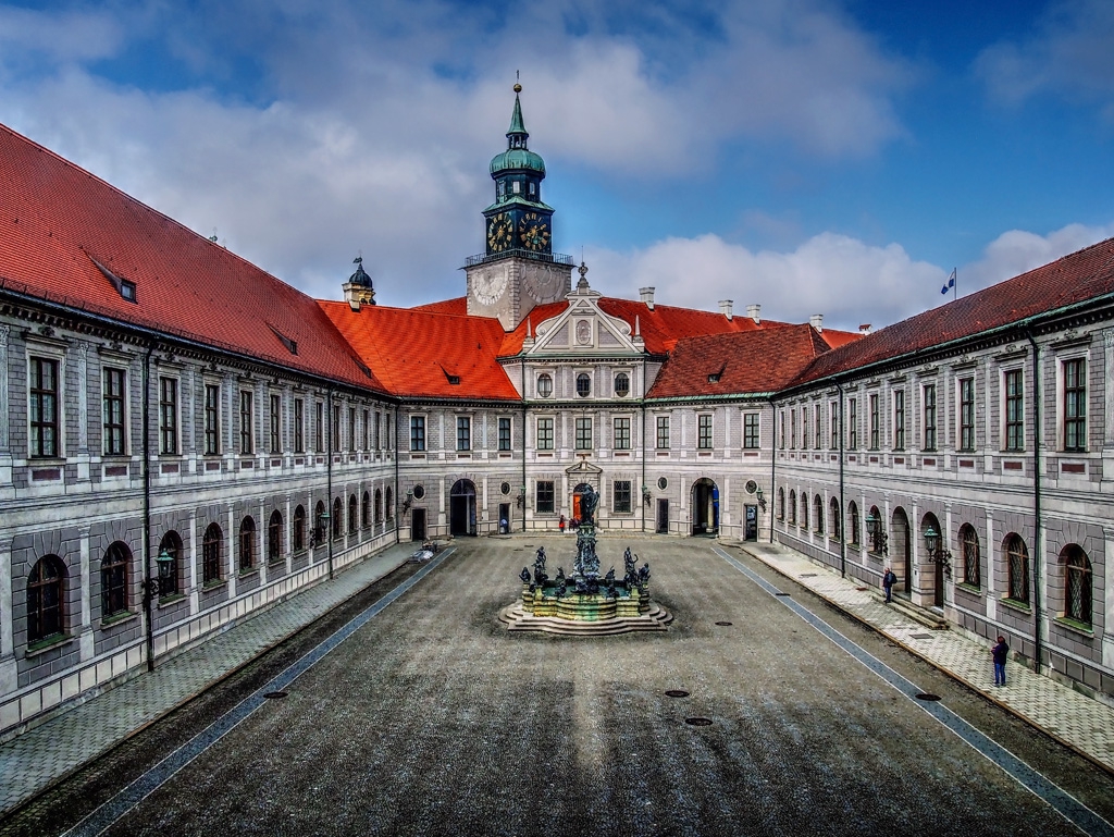 Rezidenz - Outside Courtyard 2