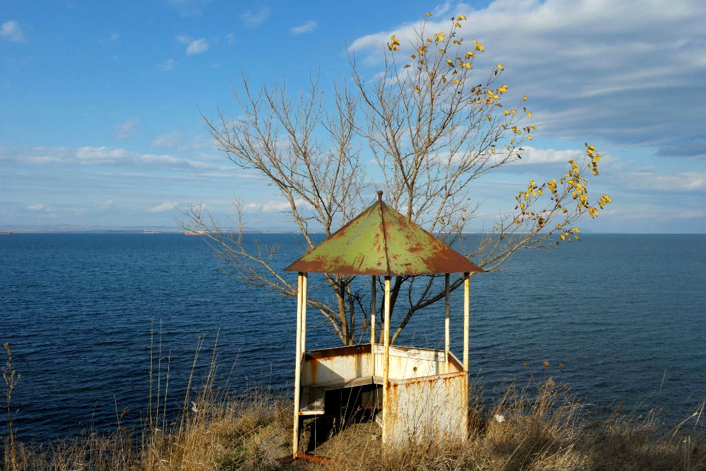 Старата беседка днес стърчи самотно край морския бряг