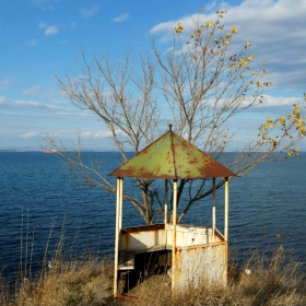 Старата беседка днес стърчи самотно край морския бряг