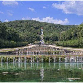 Parco reale - каскадата в Казерта, Италия