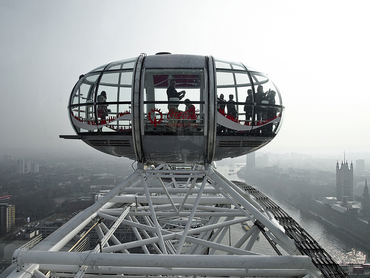 На върха- от кабинката на London Eye- снимката е на дъщеря ми Лаурен, аз само я споделям ... тя си няма IощеI регистрация тука...