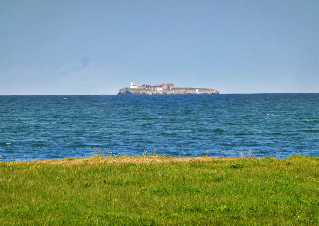 Трева, море и един остров