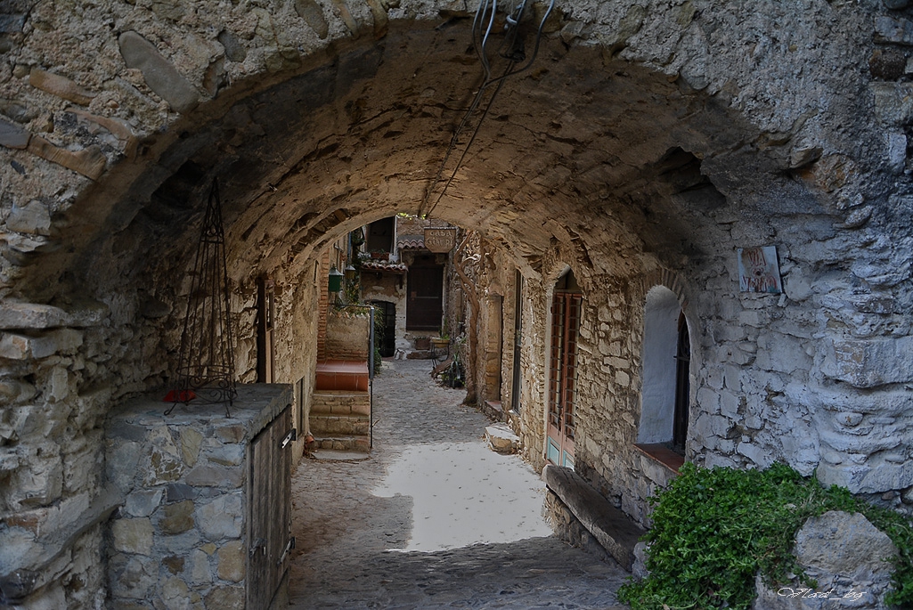 По улиците на изоставеното село Bussana Vecchia, Italy