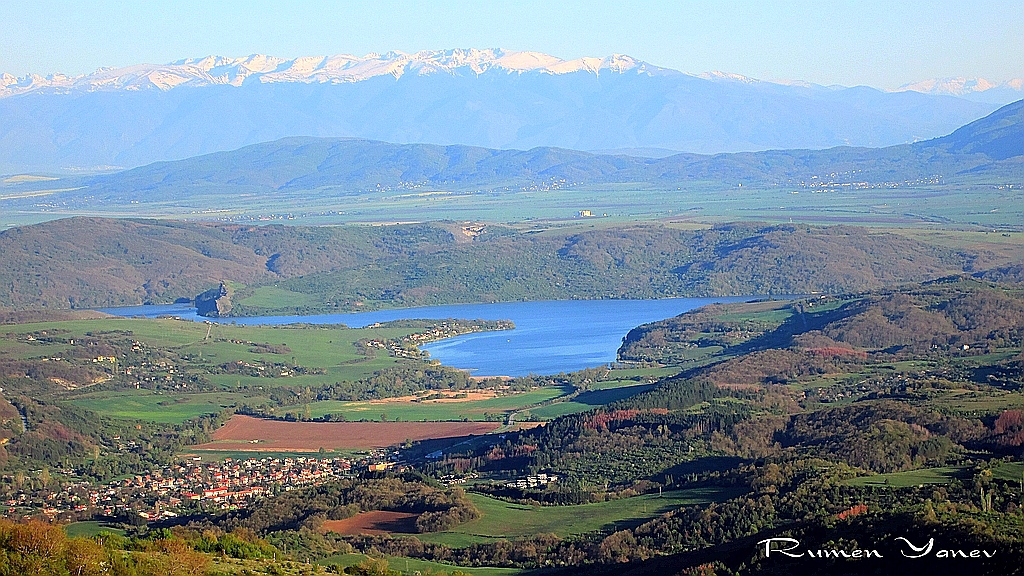 Язовир Лобуш - поглед от връх Рудина над село Сирищник