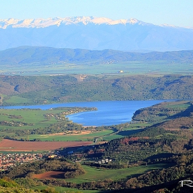 Язовир Лобуш - поглед от връх Рудина над село Сирищник