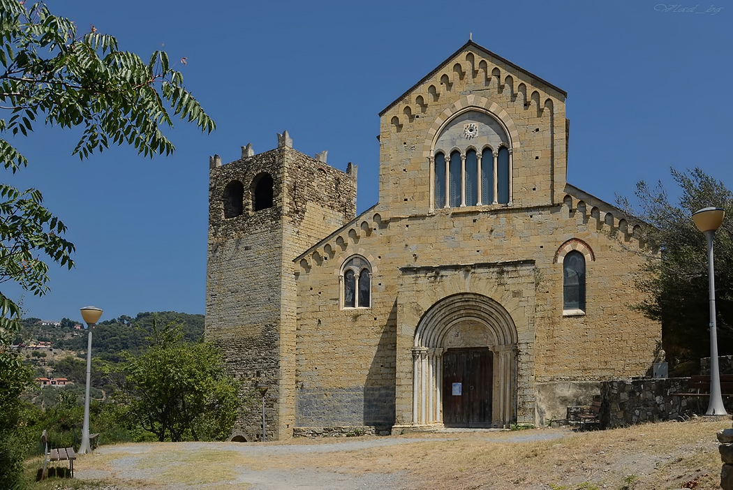 La torre medievale e la chiesa dei Santi Giacomo e Filippo, 14 sec.