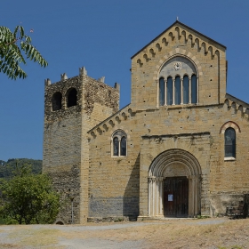 La torre medievale e la chiesa dei Santi Giacomo e Filippo, 14 sec.