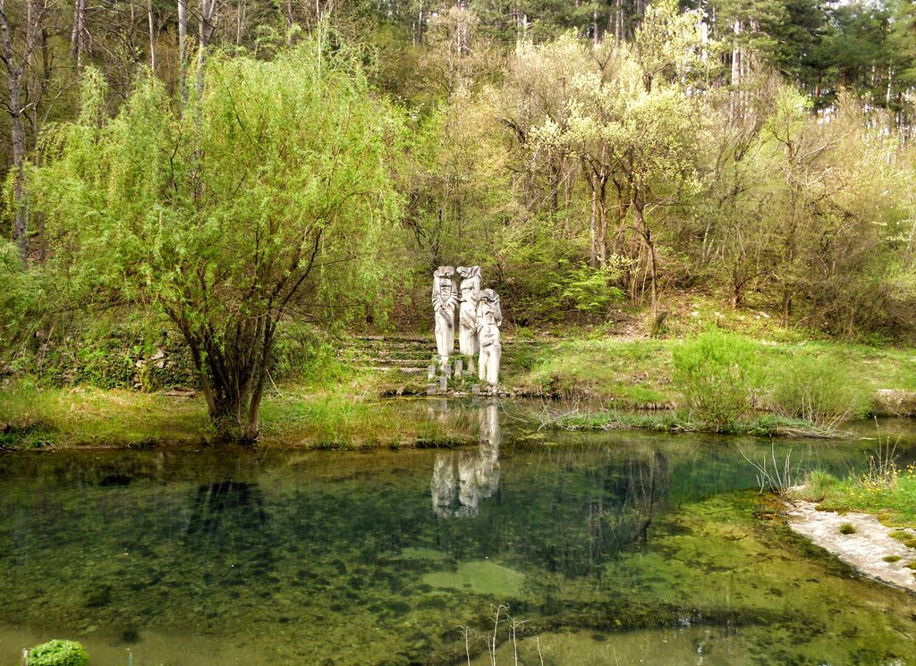 Трите каменни моми край изворите