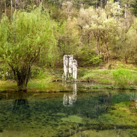 Трите каменни моми край изворите