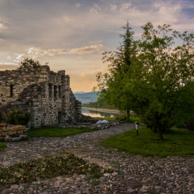 По залез в двора на храма!