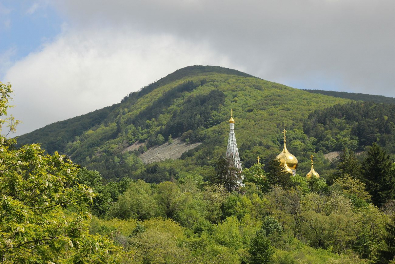 Храмът, потънал в зеленина