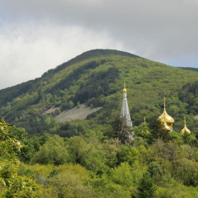 Храмът, потънал в зеленина