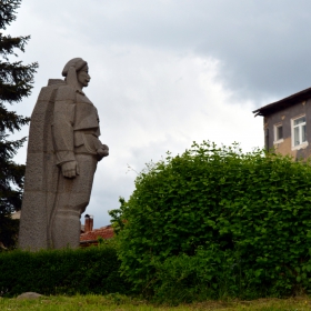 Вперил поглед към ......