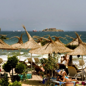 Остров, море и плаж, какво му трябва на човек