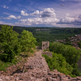 По крепостните стени на 