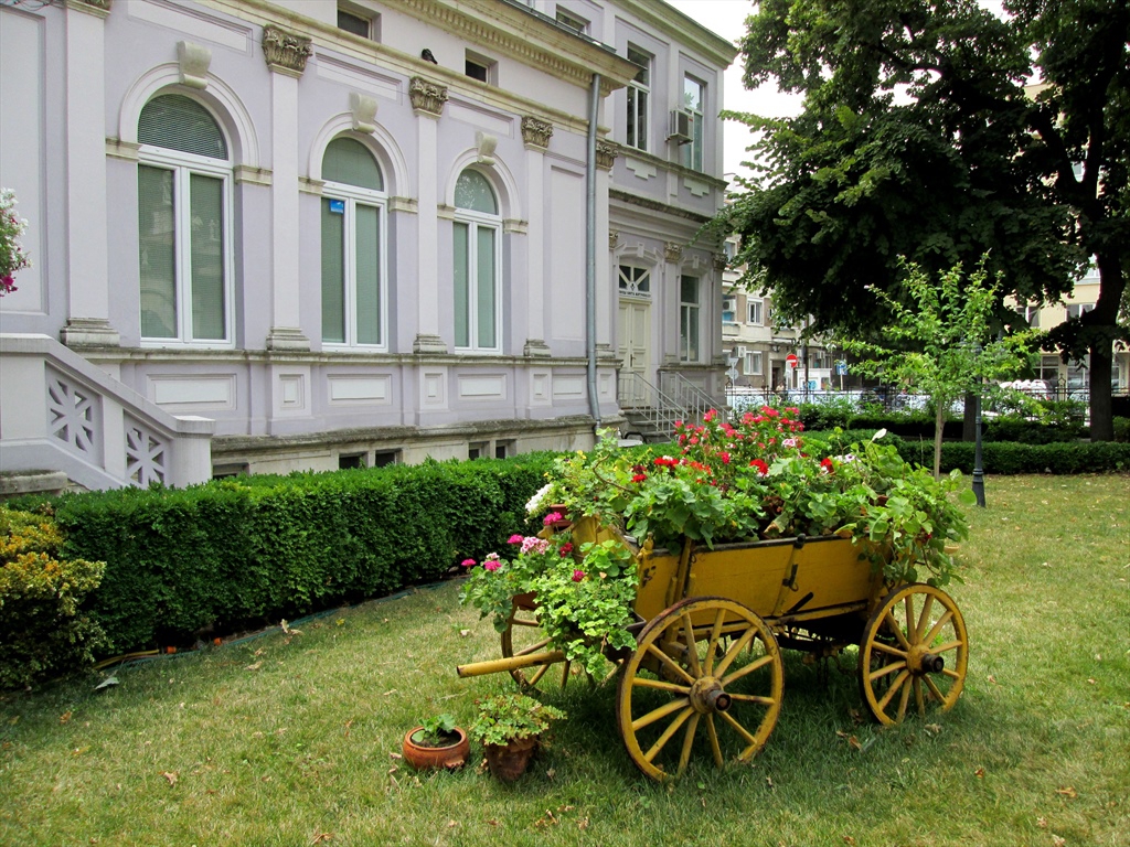 В църковния двор