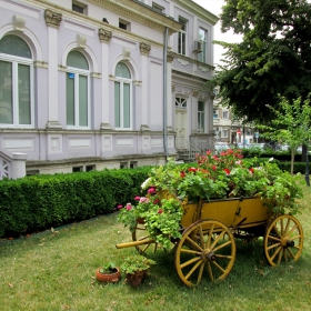 В църковния двор