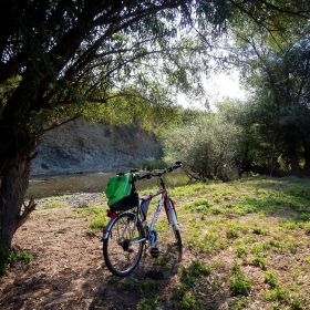 Раница, колело и не съвсем зелен бряг