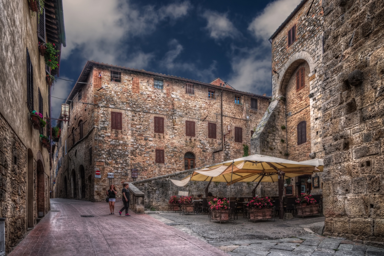 По улиците на San Gimignano - опитайте цял екран