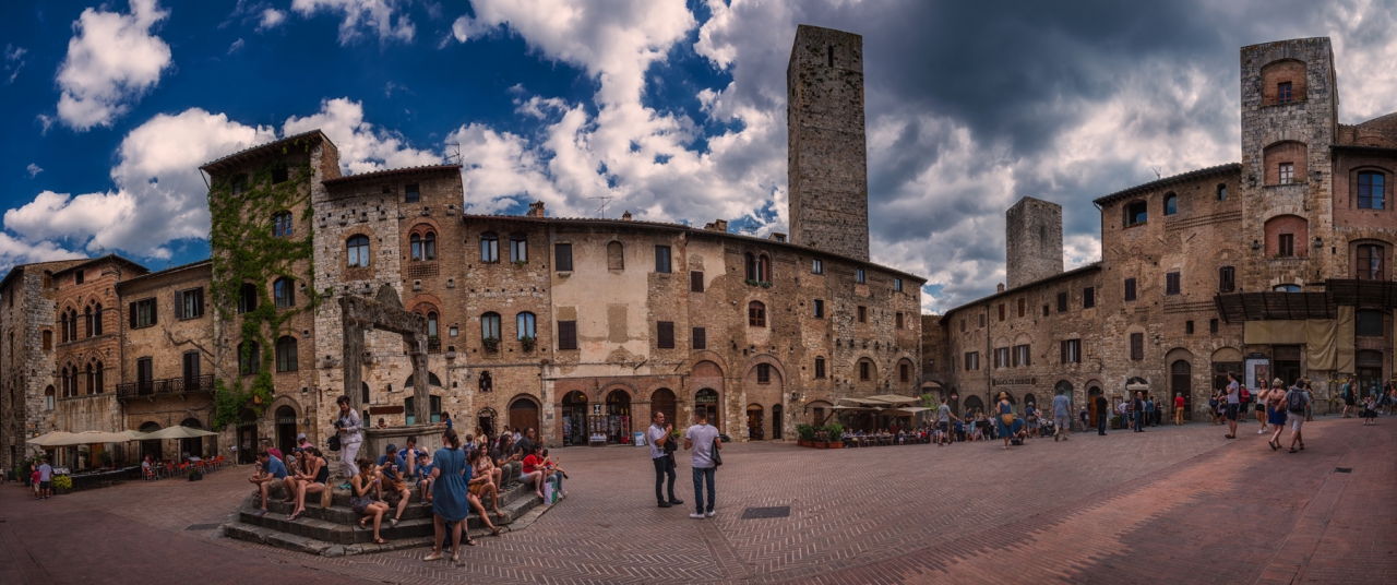 Piazza della Cisterna, San Gimignano - try full screen
