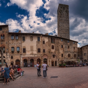 Piazza della Cisterna, San Gimignano - try full screen