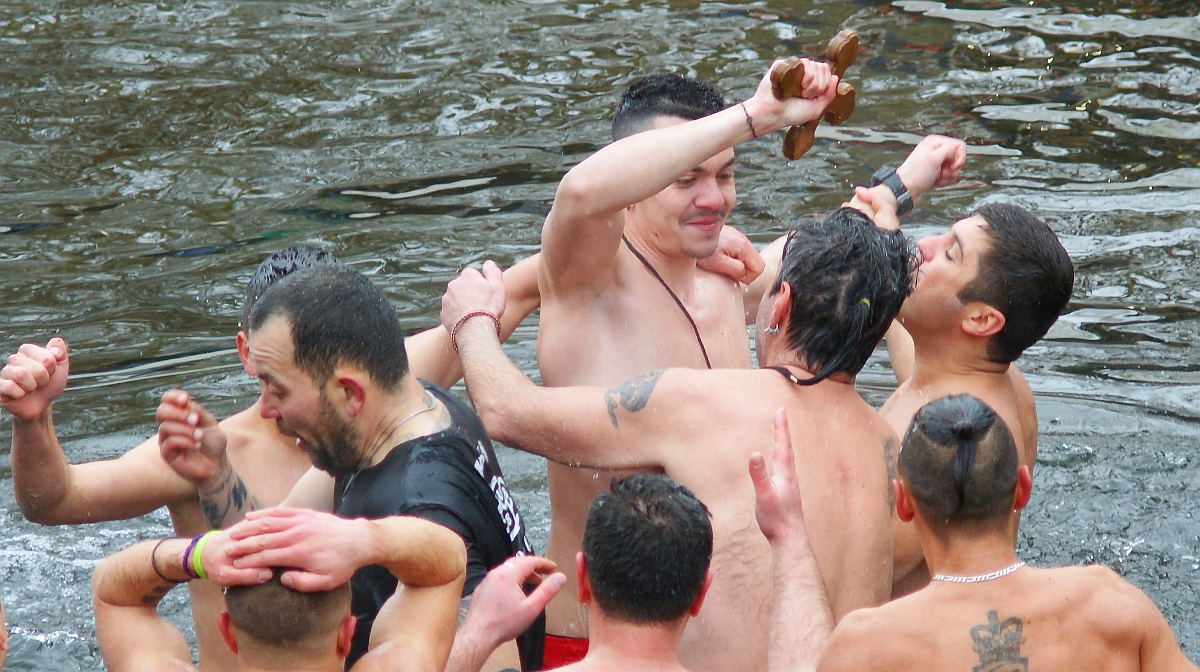 Късметлията, уловил кръста в студените води