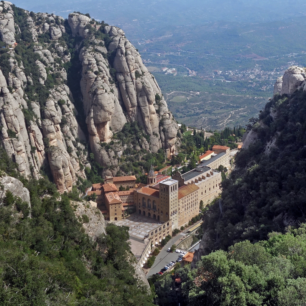 Манастирът Санта Мария в планината Montserrat.