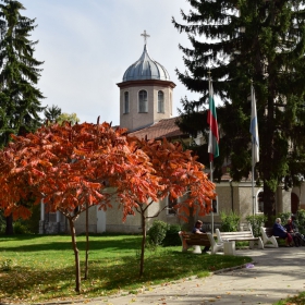 Велинград - градинката пред църквата