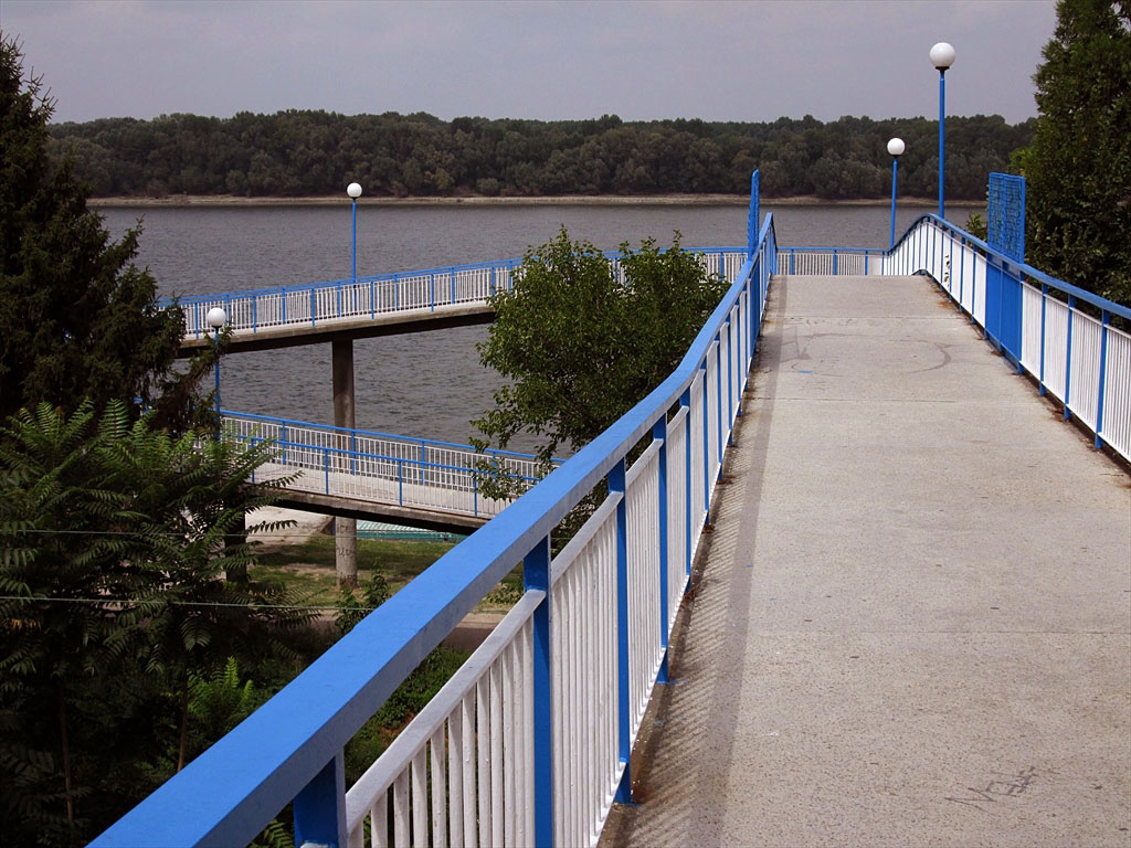 Вече го няма... Събориха Вития мост-пасарела, който водеше от високия дунавски бряг до водата...