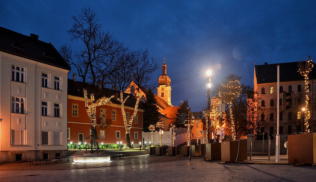 Предколедно край епископския дворец в Дьор