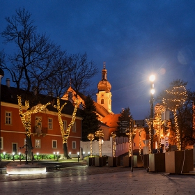 Предколедно край епископския дворец в Дьор