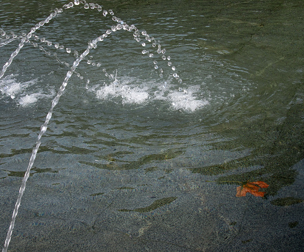 Топъл ветрец целуна водата...