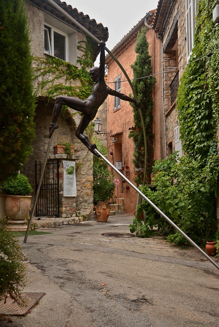 Акробатът от Mougins