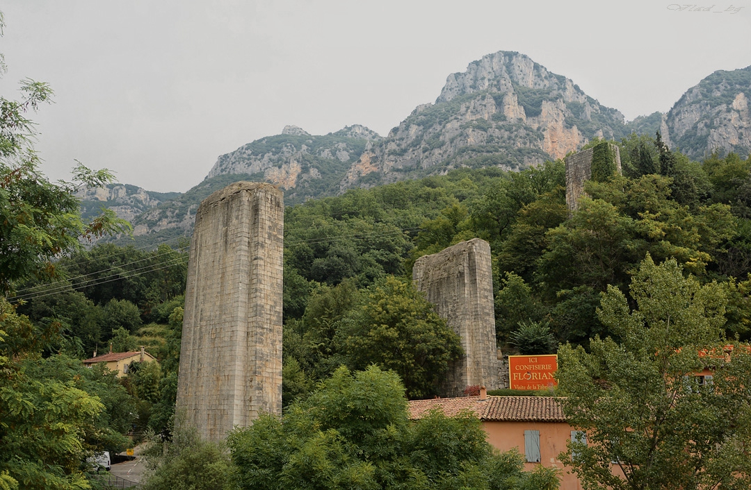 Самотните каменни пилони в Pont-du-Loup*