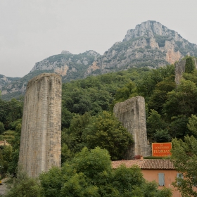 Самотните каменни пилони в Pont-du-Loup*