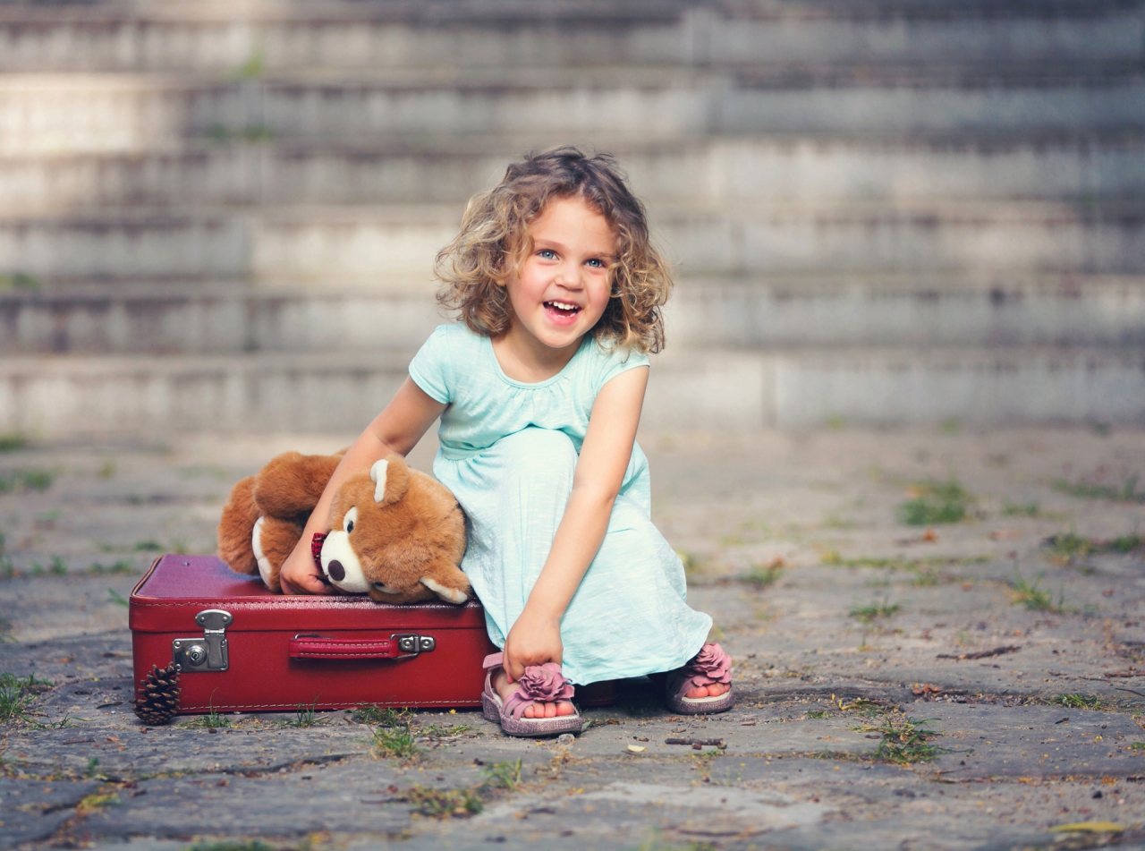 The Girl with the red suitcase