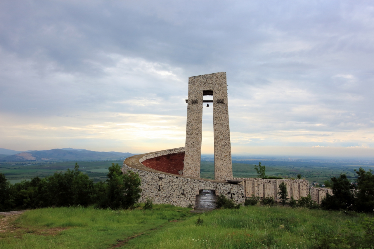 Паметник на трите поколения над Перущица