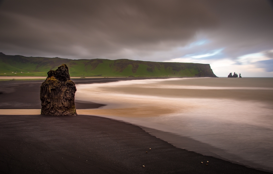 Iceland - поглед от Reynisfjara към Reynisdrangar