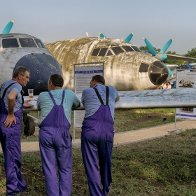 По чаша бира на крилото на самолета